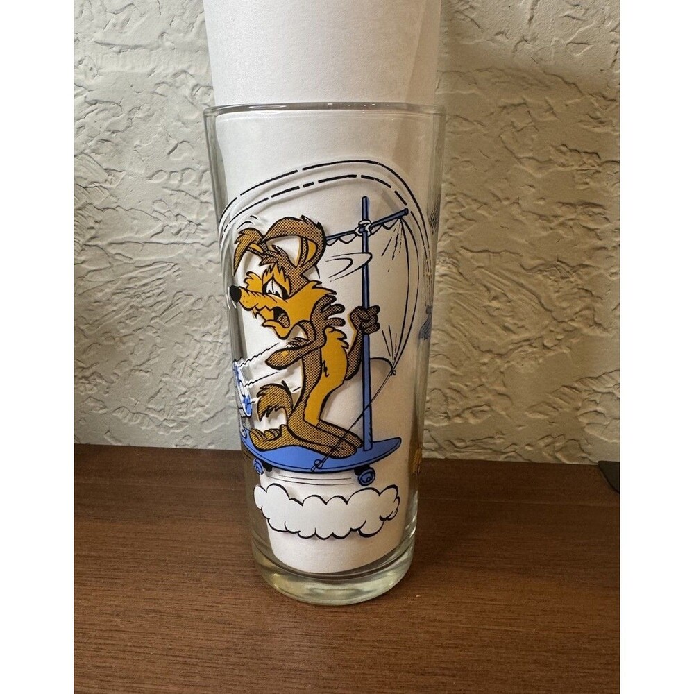 LOONEY TUNES PEPSI GLASS 1976 ROAD RUNNER WILE E COYOTE fan & SAIL skateboard